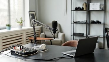 8 Rekomendasi Podcast Galau untuk Menemani Sendumu