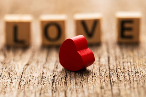 Mengenal 5 Macam Love Language guna Meningkatkan Kemesraan