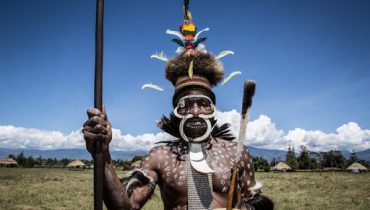 Dari Potong Jari Hingga Injak Piring, Berikut 6 Budaya Papua yang Unik!