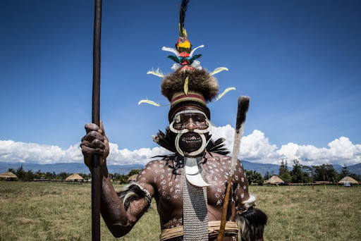 Dari Potong Jari Hingga Injak Piring, Berikut 6 Budaya Papua yang Unik!