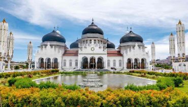 7 Tempat Ziarah Populer di Indonesia, Cocok Buat Wisata Religi