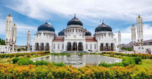 7 Tempat Ziarah Populer di Indonesia, Cocok Buat Wisata Religi