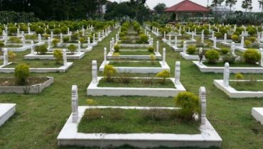 Jangan Bingung! Ini Adab & Tata Cara Ziarah Kubur yang Baik