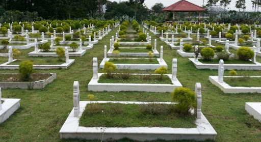 Jangan Bingung! Ini Adab & Tata Cara Ziarah Kubur yang Baik