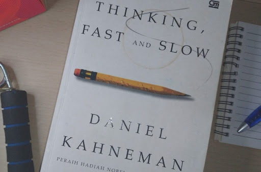 Rangkuman Buku Thinking, Fast and Slow: 7 Tips Pengambilan Keputusan