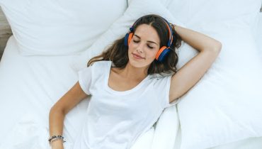 8 Rekomendasi Podcast Pengantar Tidur, Cocok untuk Menenangkan Pikiranmu