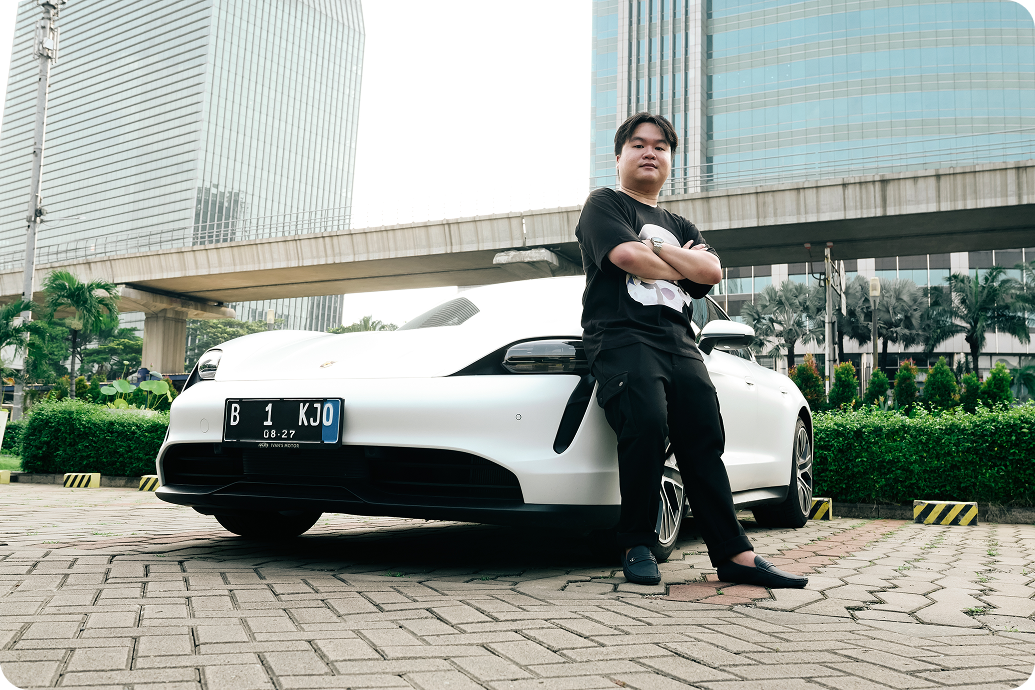 Kevin Jonathan dengan Mobil Putih